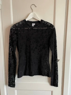 Svart mesh topp  - Svart långärmad mesh topp från &other stories!! supersnygg och använd endast ett fåtal gånger ⭐️