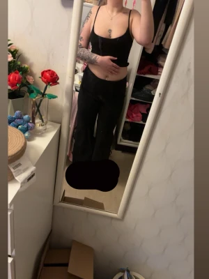 Svarta kostymbyxor med wide fit - Snygga svarta kostymbyxor med breda ben och hög midja. Är 182 och de sitter bra i längden på mig så de passar för långa människor om man inte väljer att sy om de😊