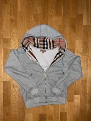 Grå burberry zip-up  - Säljer grå burberry zip-up passar med det mesta dessutom är väldigt skön.