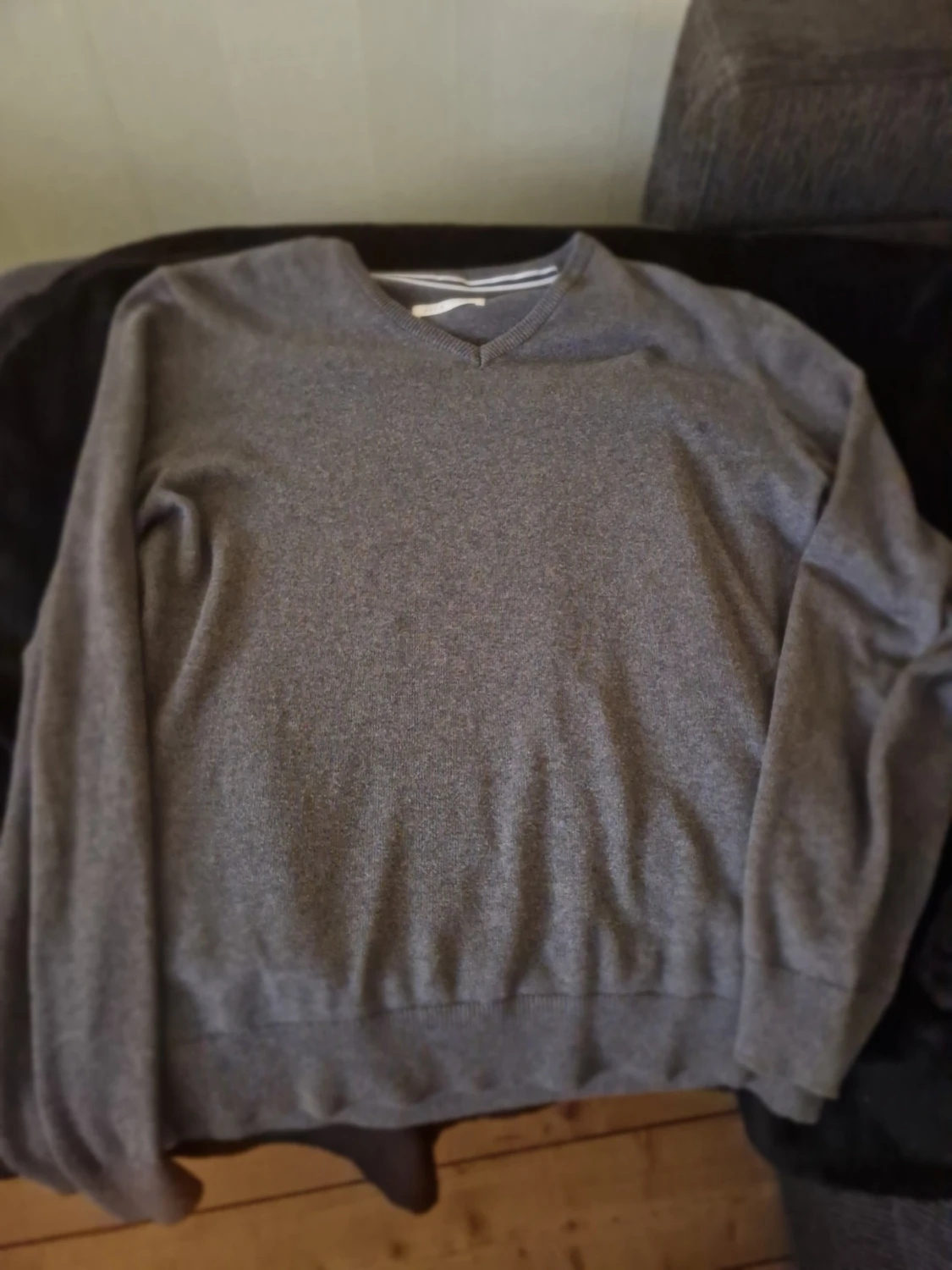Grå v-ringad tröja från Pier One - 1