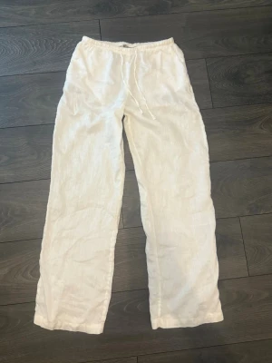 Vita linnebyxor hm - Vita linnebyxor från hm som nästan är helt nya, endast använd en gång! Perfekt nu till sommaren, strl xs men passar även s🩷 Säljs endast då jag har för många
