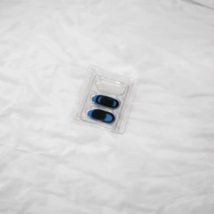 2-Pack helt nya självhäftande kameraskydd för dator & telefon - Skydda din integritet på ett enkelt och effektivt sätt med dessa helt nya självhäftande kameraskydd. Passar perfekt för både datorer och mobiltelefoner och ger dig full kontroll över när kameran ska vara täckt eller fri. Kameraskydden är tunna, diskreta och enkla att montera utan verktyg. Den självhäftande ytan sitter stadigt utan att lämna märken vid borttagning. Perfekt till dig som vill skydda din personliga integritet hemma, på jobbet eller på resande fot. Köptes för 49kr! FÖRST TILL KVARN!