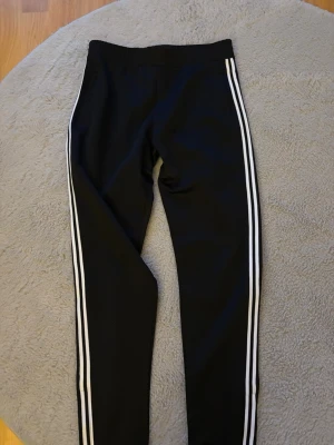 Svarta sports byxor!! - Svarta sports byxor!! Fråga gärna om du undrar något❤️❤️