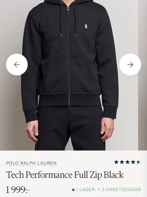 Ralph Lauren Zip Hoodie - Svart Ralph Lauren hoodie, fått i födelsedagspresent men sitter lite tajt efter juletider… Lapparna är kvar men inte vågat fråga om att lämna tillbaka den så ger det ett försök att sälja den istället. Strl M. Helt oanvänd.