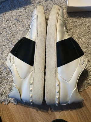 Valentinos open  - Säljer valentinos open bra skick är dom inga hål barra litte krisade 