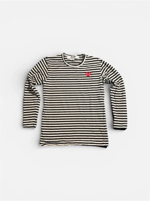 Randig tröja från Comme des Garçons - Säljer en svartvit randig långärmad tröja från Comme des Garçons Play med det ikoniska röda hjärtat med ögon broderat på bröstet. Tröjan har rund hals och är gjord i mjuk bomull. Perfekt för dig som gillar streetstyle och coola detaljer.