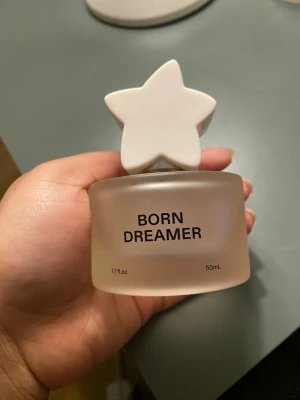 Born Dreamer parfym 50ml med stjärnlock - Born Dreamer parfym i en frostad glasflaska på 50ml med ett unikt vitt stjärnformat lock. Flaskan har en modern och stilren design som sticker ut på parfymhyllan. Perfekt för dig som gillar snygga detaljer och vill ha något annorlunda. Skriv till mig för mer information säljer båda två för 550 kroner 