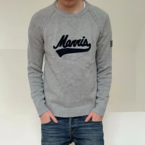 Morris grå tröja - Säljer en sjukt fet tröja från Morris i färgen grå. Tröjan är i bra skick då den har varit väl omhändertagen förutom ett litet hål i ena armhålan men som är lätt att laga (Bild 5) . Tröjan är i S och sitter även som S. Hör gärna av er vid frågor elr funderingar!!