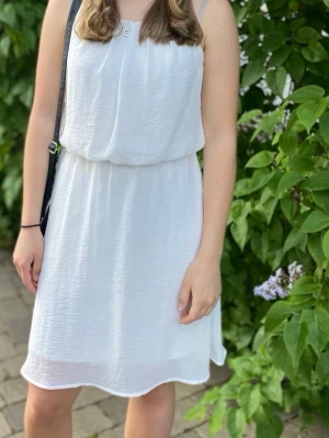 Studentklänning  - Vit klänning från Tacera storlek s. Köpt i Florida🌺 perfekt som studentklänning!🤍