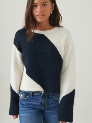 Stickad tröja svartvit Gina Tricot Young  - Snygg stickad tröja i offwhite och mörkblått med breda diagonala block. Tröjan har rund halsringning, långa ärmar och en något boxig passform. Perfekt för en trendig och avslappnad look.