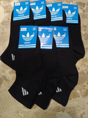 Svarta strumpor Adidas - Mycket fina strumpor som är jättesköna. Nya med etikett. Prislista följer nedan. Meddela mig vid hur många par ni vill ha.        1 par: 34 kr. 2 par:64 kr. 3 par: 96 kr 4 par: 124 kr  5 par: 150 kr  6 par: 176 kr. 7 par: 200 kr.