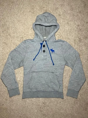 Abercrombie & Fitch Cardigan  - Snygg grå Cardigan med knappar från Abercrombie & Fitch - Produkten är i utmärkt och fräscht skick - Storlek: L men sitter som M - Pris: 349 kr - Först till Kvarn! 