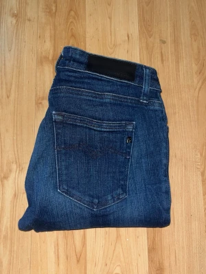 Replay jeans  - Marinblåa jeans från Replay. Vet ej om besluten är menade att dom ska vara avklippta eller om det är defekt. Midja 33cm, längd 92cm. JAG SKICKAR EJ FLER BILDER NÄR JAG BÄR JEANSEN! för bättre inblick i passformen rekommenderar jag att googla på modellnamnet. För storleksguide kolla måtten noggrant då jeansen alltid kan vara uppsydda heller krympta och jag ej tar emot returer :) s6,3