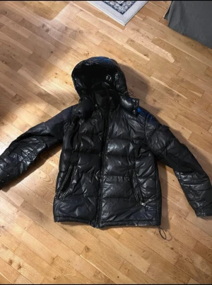Moncler jacka  - Fet moncler jacka, perfekt till vintern! Helt okej skick med ett par slitningar, de flesta syns dock inte på utsidan. Som sagt en hel del deefekter så kom privat för mer bilder innan köp!