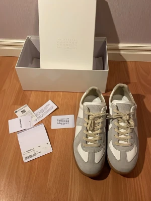 Maison Margiela Gats skor - Säljer mina finskor från maison margiela i storleken 44,5 eftersom att dem aldrig kom till användning. Helt nytt skick, väldigt snygga och sköna. Ingår: skor, låda, Maison Margiela autenticitet kort, lappar och tyg påsar som följde med när paret köptes. Har du några följdfrågor så kan du skriva till mig.