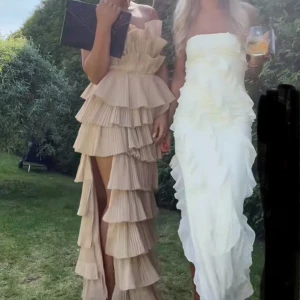 Beige långklänning med volanger - Slutsåld klänning från asos💓i storlek 32 men skulle säga att den är mer en 34, originalpris är ca 1800, jättefin till balen😋💓