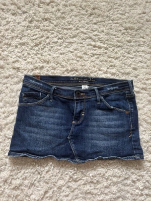 Lågmidjad jeanskjol från Abercrombie & Fitch - En jättefin lågmidjad, kort jeanskjol från Abercrombie & Fitch. Köpt second hand med prislappen kvar men den passade tyvärr inte mig (dock tagit bort prislappen då jag tvättade den). Inga defekter och är i storlek 14 vilket motsvarar en ungefär XS💞