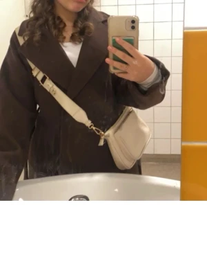 Brun kappa  - Jätte fin brun kappa från Gina tricot, köpt här på Plick och knappt använd! Storlek cs men passar även s, (inte mina bilder) skriv för egna, kan sänka priset vid snabb affär. Nypris var ungefär 699 kronor 