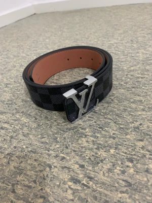 L V bälte - Perfekta bältet för just dig, denna bältet är väldigt populär pågrund av dens vackra marieral och hur den passar med alla dina outfits, passa på innan den är såld!!