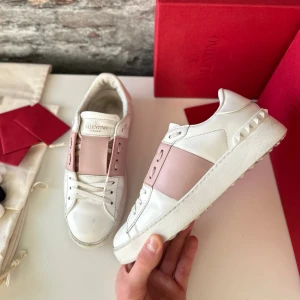 Valentino Open skor - Mycket bra skick, inga större defekter och allmänt mycket fint skick! Nypris ca 6000kr. Storlek 36. Skopåse 2x+kort medföljer. Självklart äkta - kolla bara recensionerna! Skriv för mer information🤝