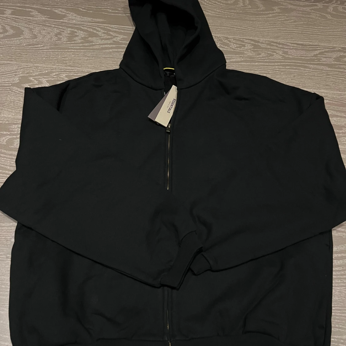Svart hoodie från Fear of God Essentials
