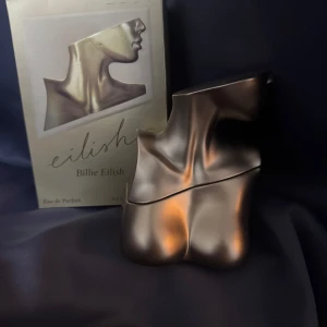 Billie Eilish parfym 100ml - Säljer/splittar Billie Eilish parfym  Har använt max 5ml av parfymen så ungefär 95% kvar. 100ml från början. 