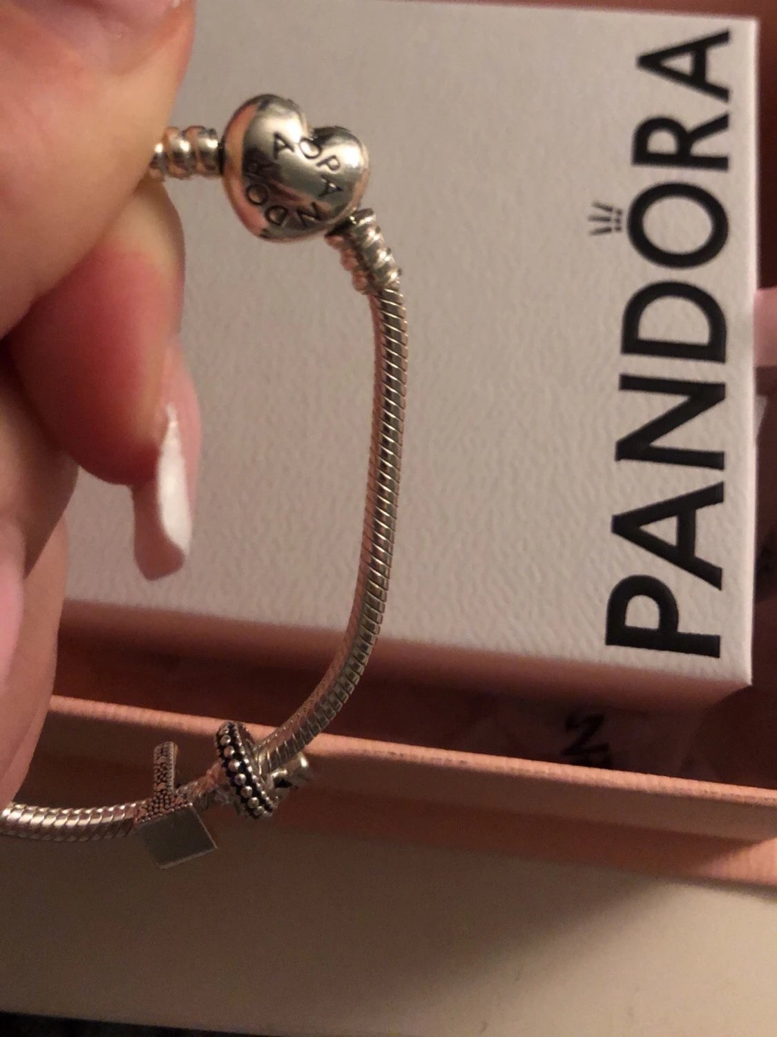 Pandora silverfärgad armband med berlocker - 1