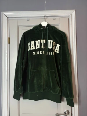 Gant hoddie  - Jag säljer min mammas gant hoddie, då den inte kom till användning efter köp 🩷 den är bra skick, använd ett fåtal gånger. 