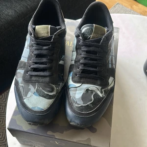 Valentino rockrunner - Säljer mina valentino rockrunners i strl 43. Skit snygga skor och dessutom bekväma. Skicket är rätt så bra med en sula som inte alls är trasig och skosnören som är helt rena. Enda defekten är två små hål på höger o vänster insida men som man ej märker av. Nypris: 7000, mitt pris: 1700. Vid frågor eller behov av fler bilder så hör av er! 