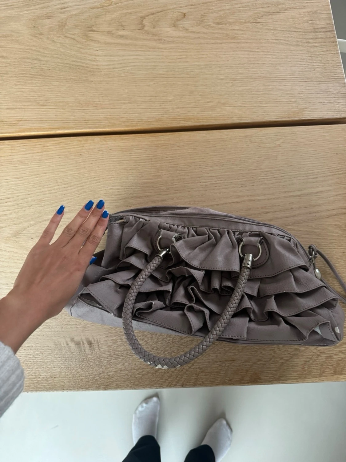 Lila handväska med volanger - 3
