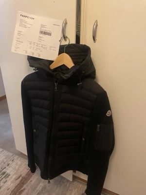 Svart Moncler cardigan  - Säljer en äkta Moncler cardigan i tricot-utförande, klassisk svart färg. Stilren och tidlös modell som passar både till vardag och mer uppklädda tillfällen. Pris diskuteras alltid 💰🤝