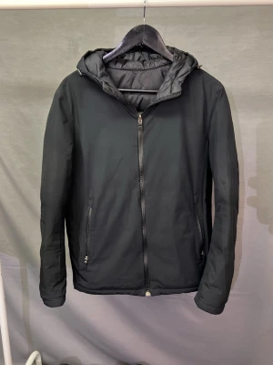 Herno reversible jacket - Riktigt snygg herno jacka! Man kan vända den ut o in så den är typ 2 olika jackor i en!  perfekt för höst/vintern! Size S! Modellen är 179. Jackan passar 174-180cm! Grymt skick! Bara att höra av dig om du vill köpa🤩