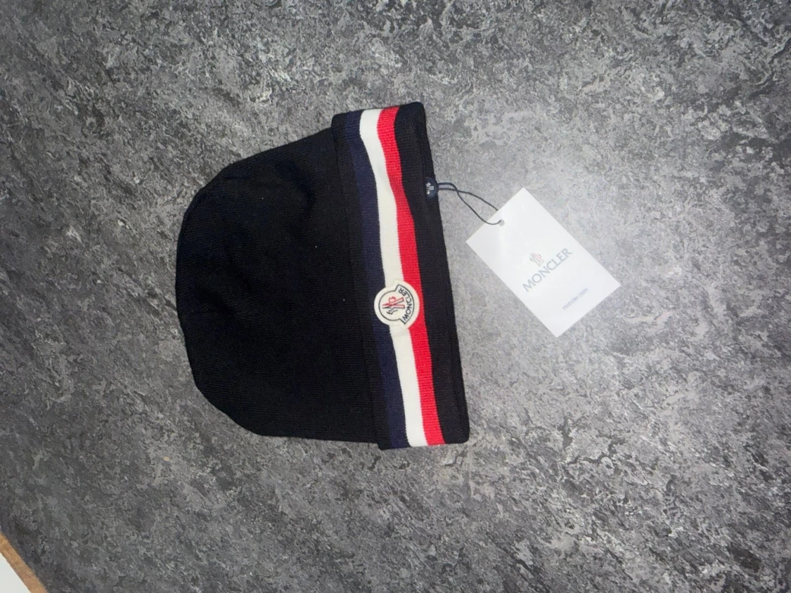 Svart Moncler mössa med ränder