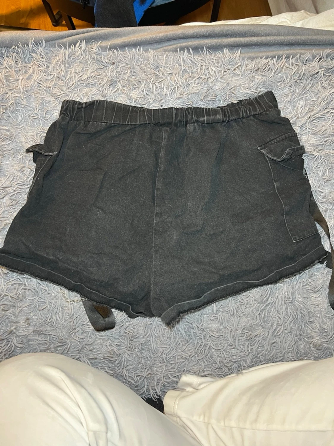 Svarta shorts med kedjor från SHEIN - 1