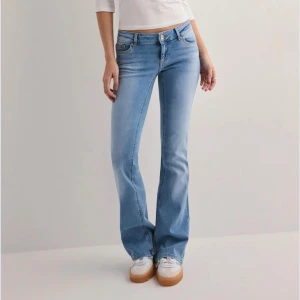 Lågmidjade jeans ONLY - Säljer dessa lågmidjade jeans från ONLY. Endast använd en gång och i super fint skick. Storlek S, 32. Midjemått: 37 cm och innerbenslängd: 79 cm. Precis lagom på mig som är 168 cm. 425 kr + frakt! Vid fler frågor, etc skriv privat 🙌🏼💐🩷🙏🏼🫰🏼