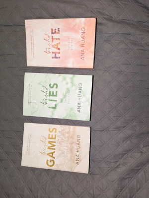 Twisted Serien 2,3,4 - Säljer twisted serien av Ana Huang, böckerna är som nya, väldigt lite vikta i kanten annars så gott som ny! Böckerna läses på Svenska! Går att köpa styckvis!