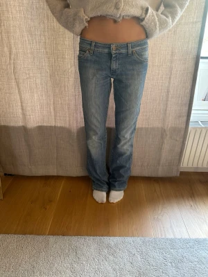 Wrangler jeans  - Snygga lågmidjade jeans från Wrangler. Köpta second hand och finns tecken på användning men relativt fint skick. Midjemått - 36cm , Innerben- 80cm, w27 l32 i etiketten och passar xs