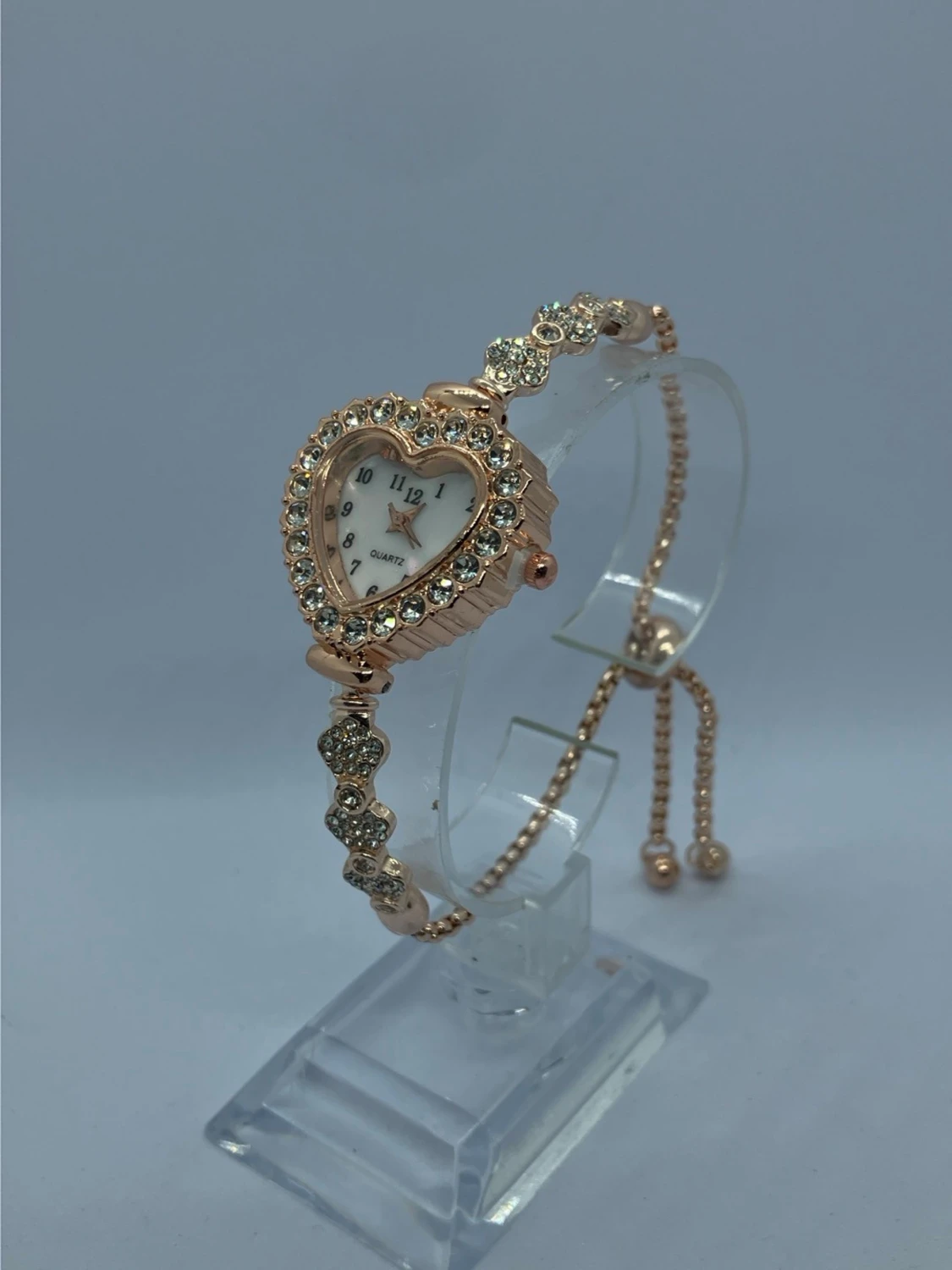 Roséguld klocka med hjärtformad urtavla
