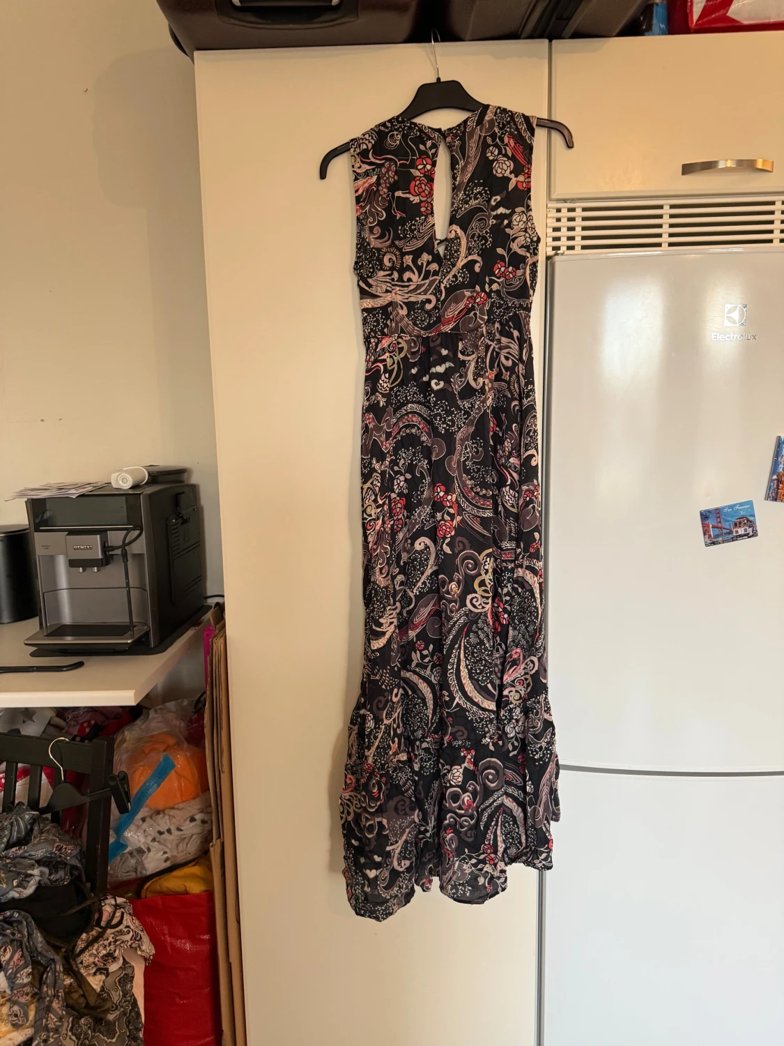 Svart långklänning med blommigt mönster - 3