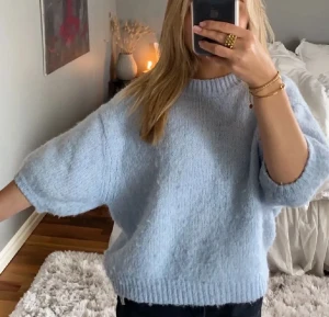 Ljusblå stickad tröja - Supermysig ljusblå stickad tröja med loose passform och breda, halvlånga ärmar. Storlek S!!!❤️❤️