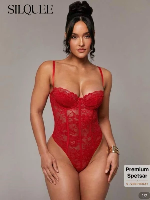 Röd spetsbody  - Snygg röd body i spets.I ny skick 