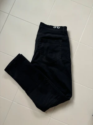 Dondup George jeans w36 - Svart snygga populära Dondup George Jeans i nyaste modellen och storlek w36 (midjemått på 92-94 cm) säljes. I princip helt nya till skicket utan defekter! Sjukt snygga perfekta vinter jeans!