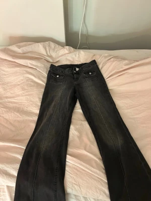 Svarta bootcut jeans utan bakfickor och coola framfickor  - Svarta bootcut jeans utan bakfickor och coola framfickor. Storlek S jag köpte dom second hand men inte använt så mycket