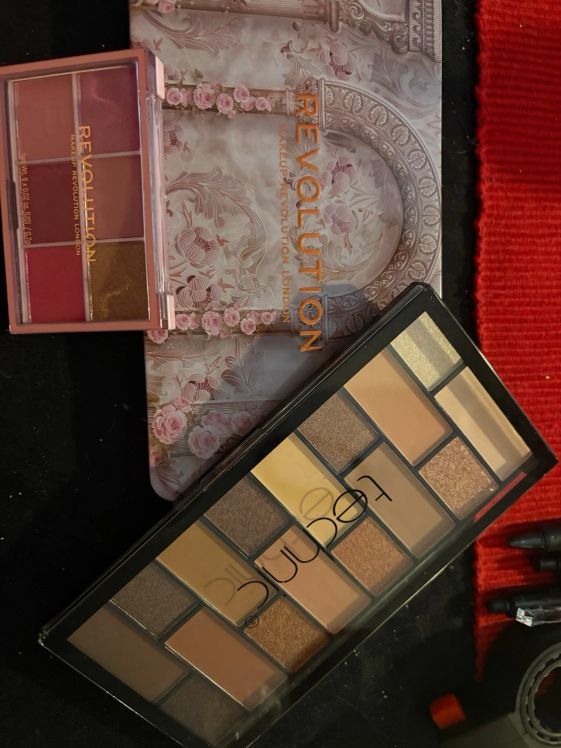 Ögonskuggspaletter och rouge från Revolution