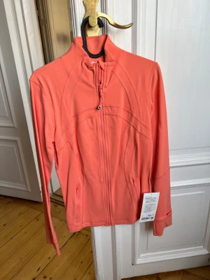 Lululemon luon define jacket - Helt oanvänd Lululemon Luon define jacket med prislapp kvar. Säljer då den aldrig kommit till användning.  Lululemon storlek 8.