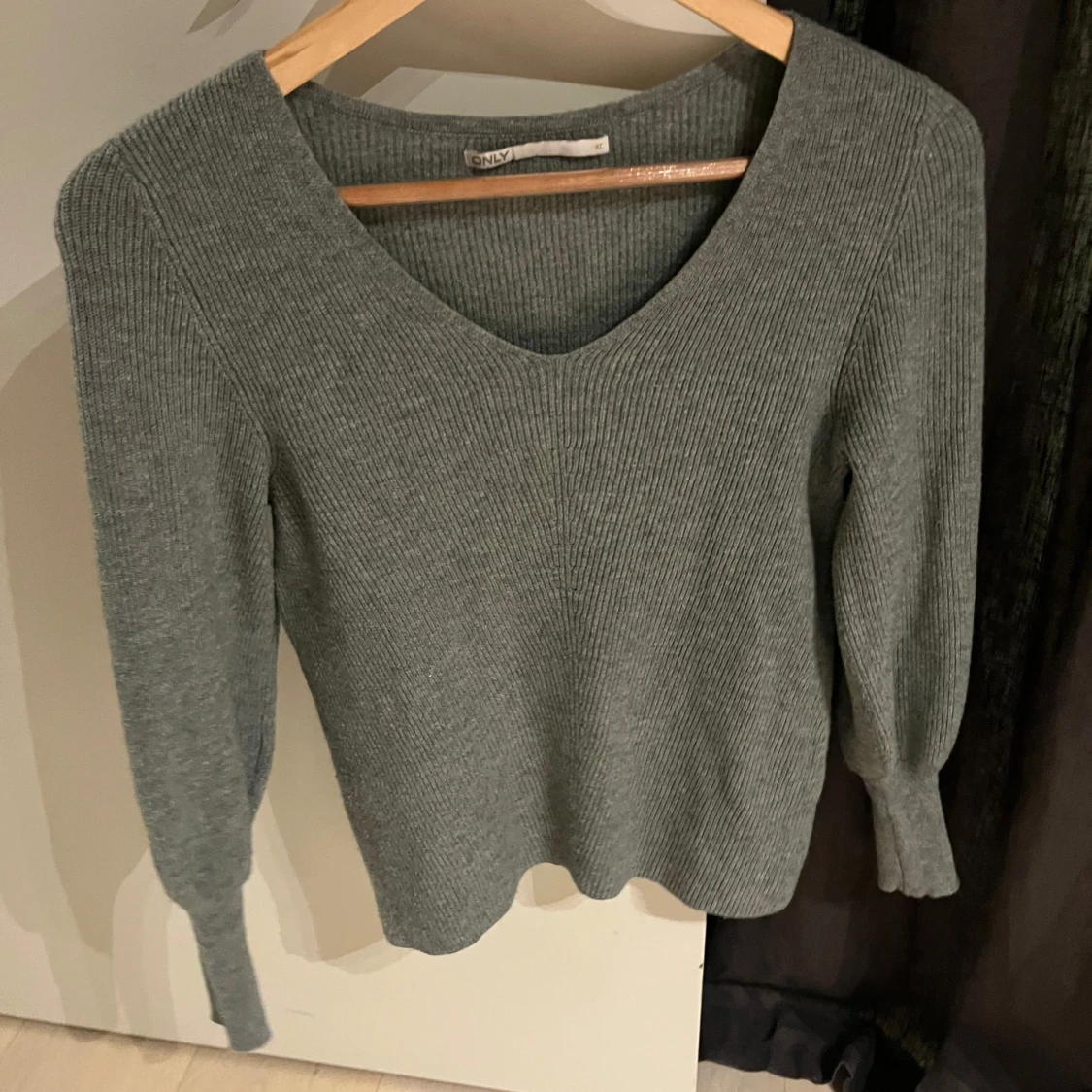 Grå ribbad stickad tröja från ONLY