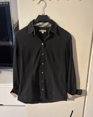 Svart Burberry skjorta XS - Burberry skjorta i storlek Xs. Mycket bra skick 