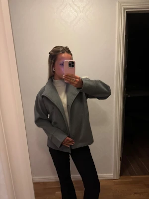 grå kappa - fin kappa i nyskick! unga strl men sitter som S