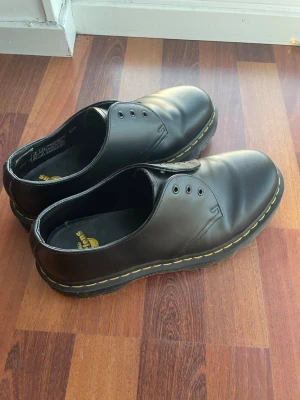 Svarta Dr. Martens skor  - Säljer ett par  Dr. Martens jag endast använt ett fåtal gånger, som nya. Säljer då jag inte använder dem.