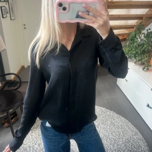Skjorta i satin - Suuuperskön svart skjorta med lång ärm!! Knappt använd